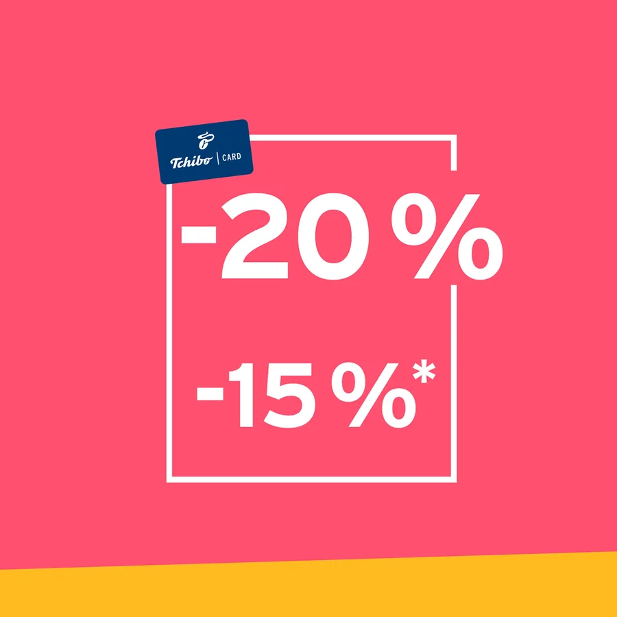 Egy sötétkék Tchibo kártya balra fent, fehér "-20%" és "-15%*" szöveggel, fehér keretben, rózsaszín háttéren.
