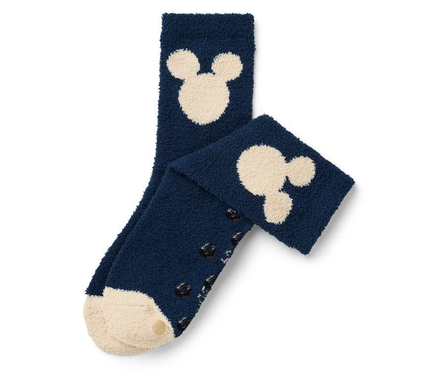 Két sötétkék zokni krémszínű Mickey egér mintákkal és csúszásgátló elemekkel a talpukon.