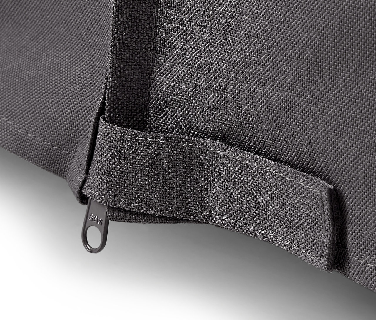 Szürke prémium takaró nagy kerti asztalra, cipzárral.