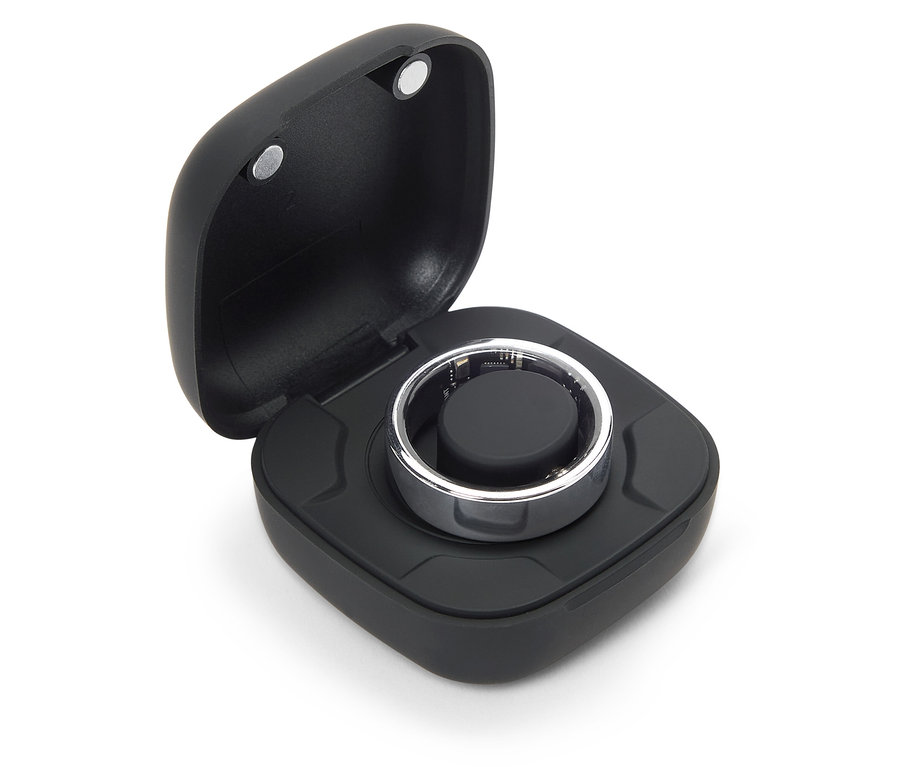 Egy ezüst gyűrű egy nyitott, fekete dobozban fekszik.