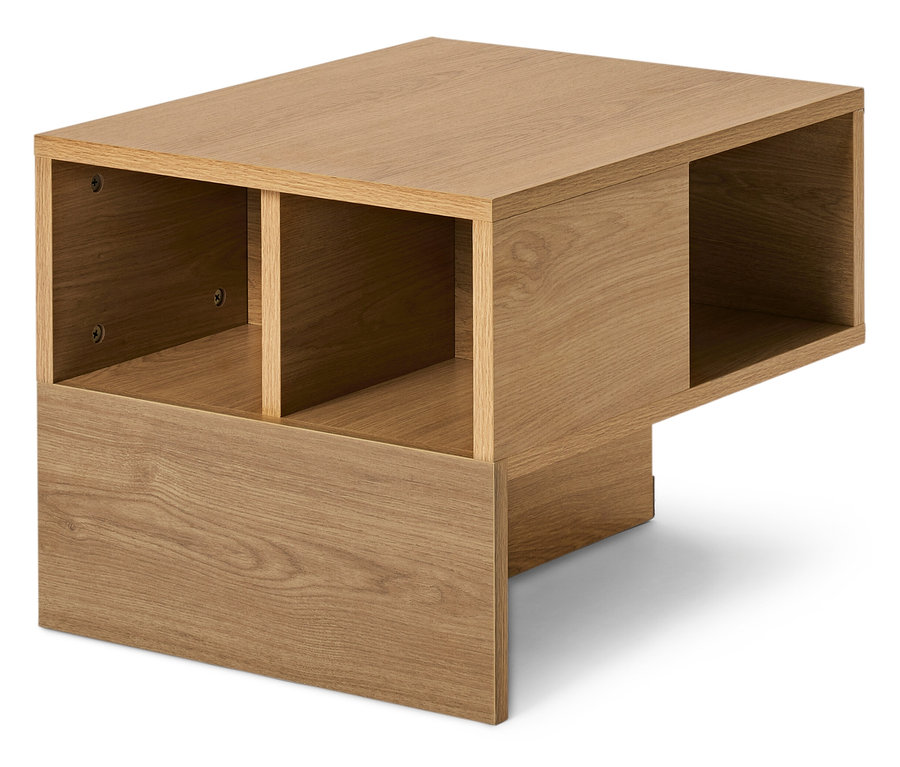 Világosbarna fa dohányzóasztal nyitott tárolókkal.