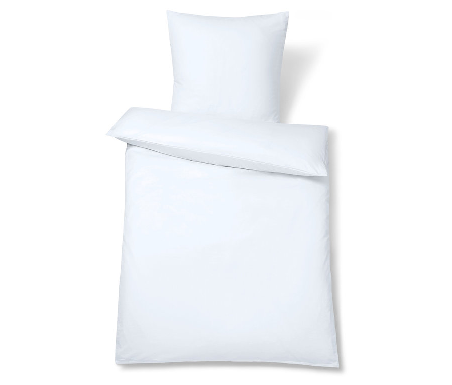Fehér párna- és paplanhuzat.