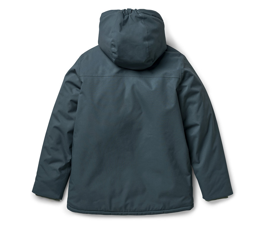 Hátulnézet egy sötétkék téli kabátról kapucnival.