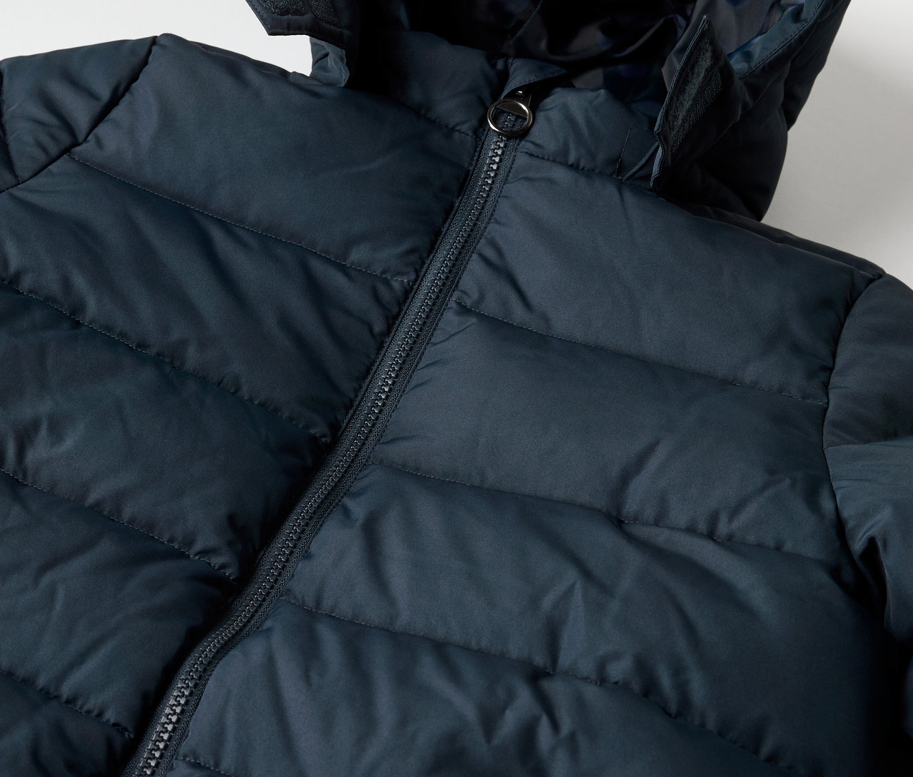 Egy gyermek termo kabát részletes nézete.