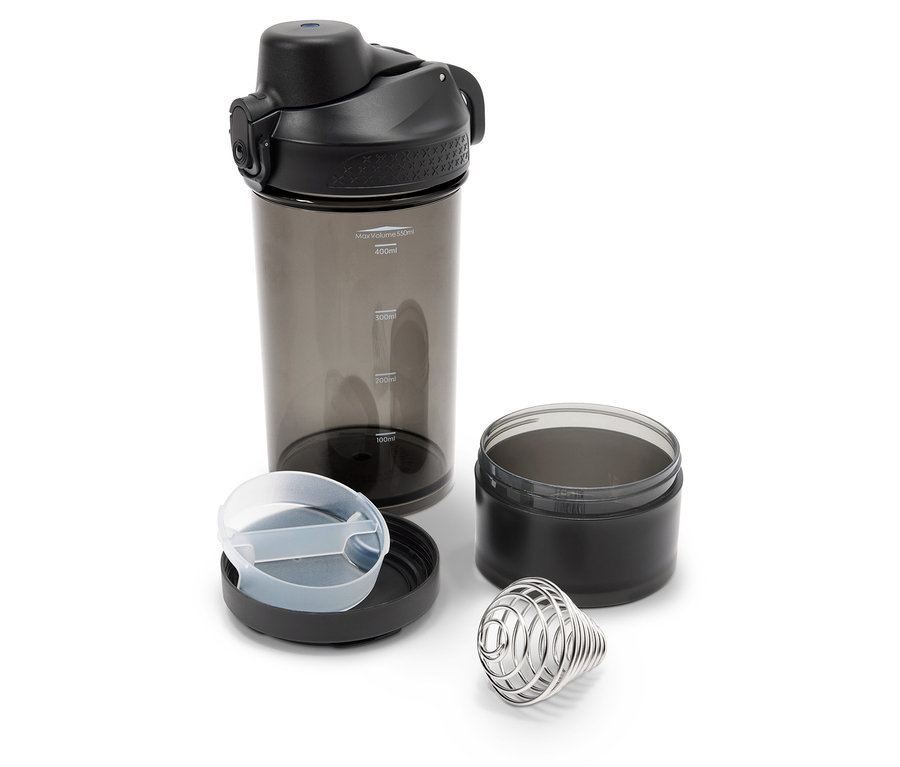 Egy szétszerelt szürke protein shaker mérőpohárral, tartállyal és habverővel.