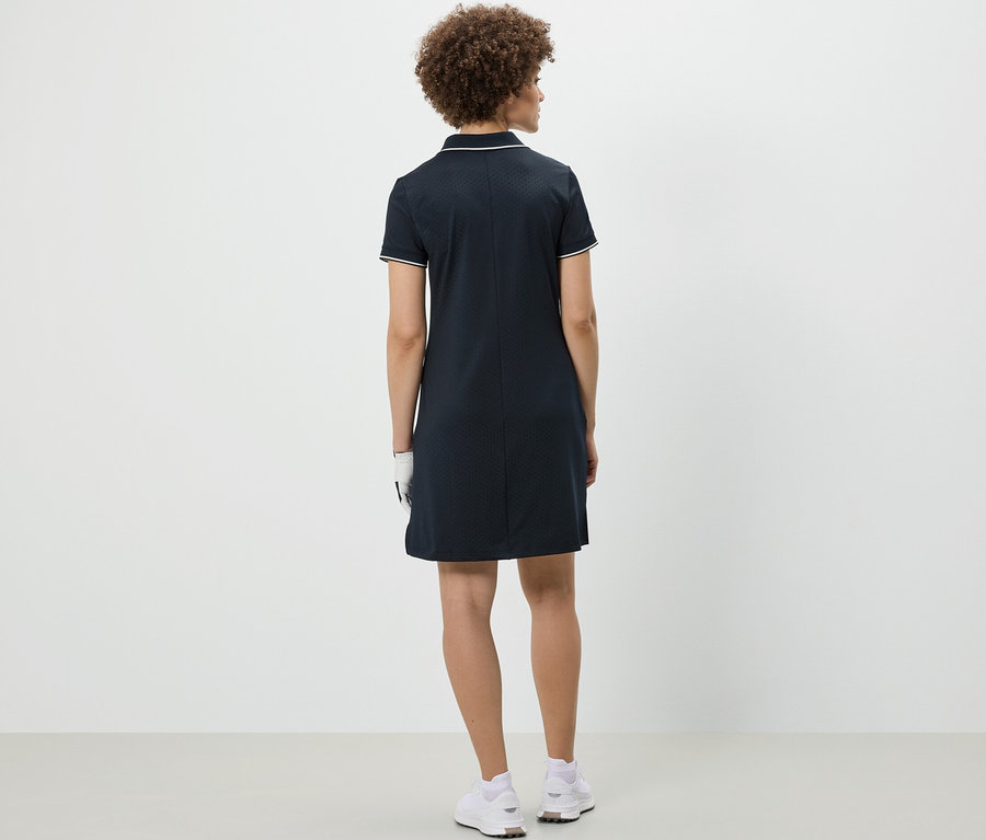 Hátulról látható nő sportruhában.