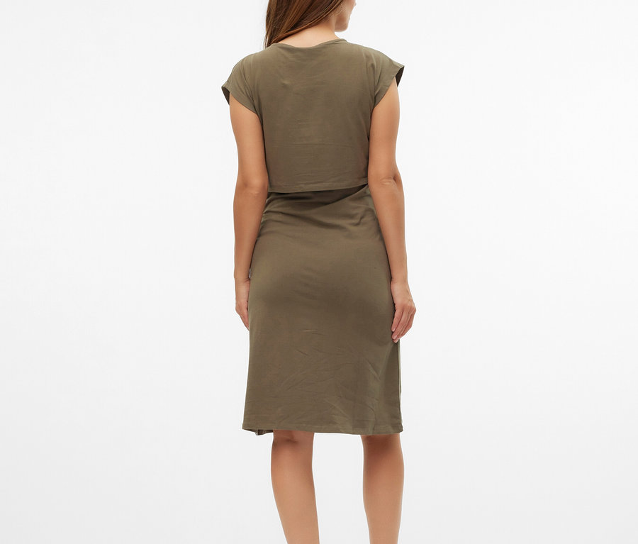 Hátulról látható nő olívazöld pólóruhában és bézs szandálban.