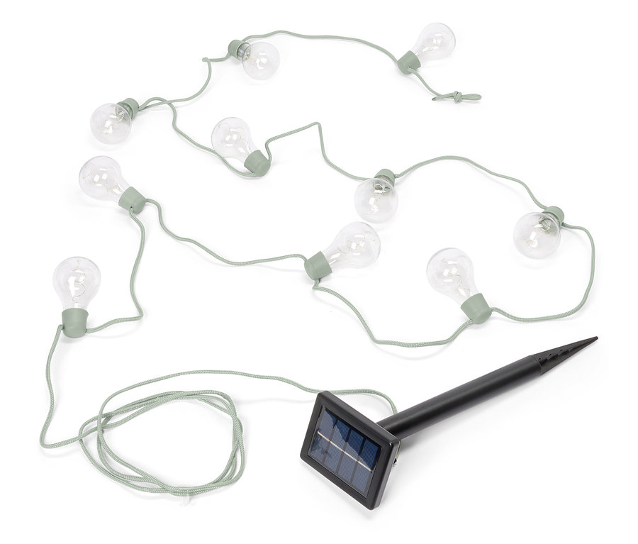 Dekoratív fényfüzér napelemel fehér háttéren.