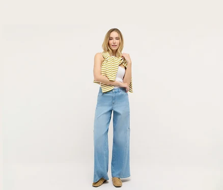 Egy nő áll fehér háttér előtt, és Angels denim »Liva« bőszárú cargo farmernadrágot visel.