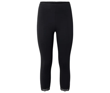 Fekete leggings csipkés szegéllyel.
