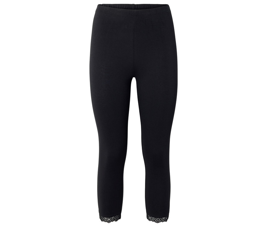 Fekete leggings csipkés szegéllyel.