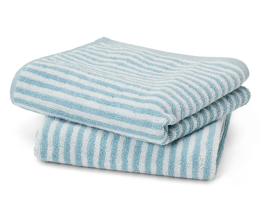Három halványkék és fehér csíkos törölközőből álló halom.