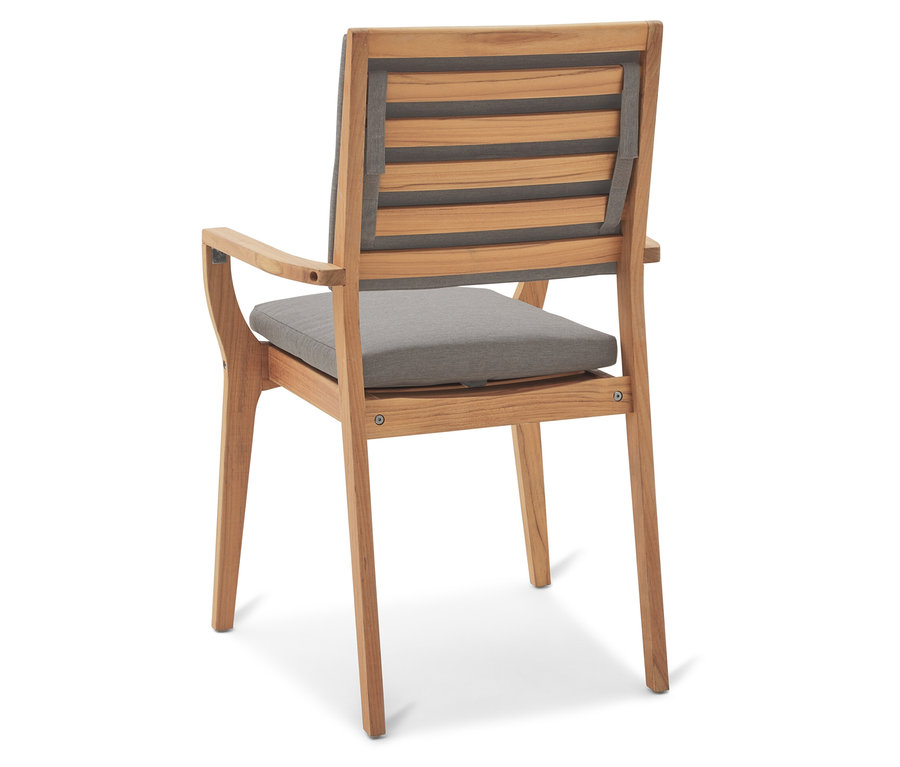 Hátsó nézet egy fa szék szürke díszítéssel és szürke párnával.