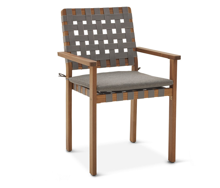 Egy rakásolható kerti szék, hevederszövettel és karfákkal, fehér háttér előtt.