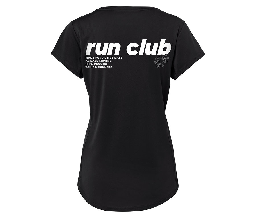 Fekete póló fehér "run club" felirattal, szlogennel és Tchibo logóval.