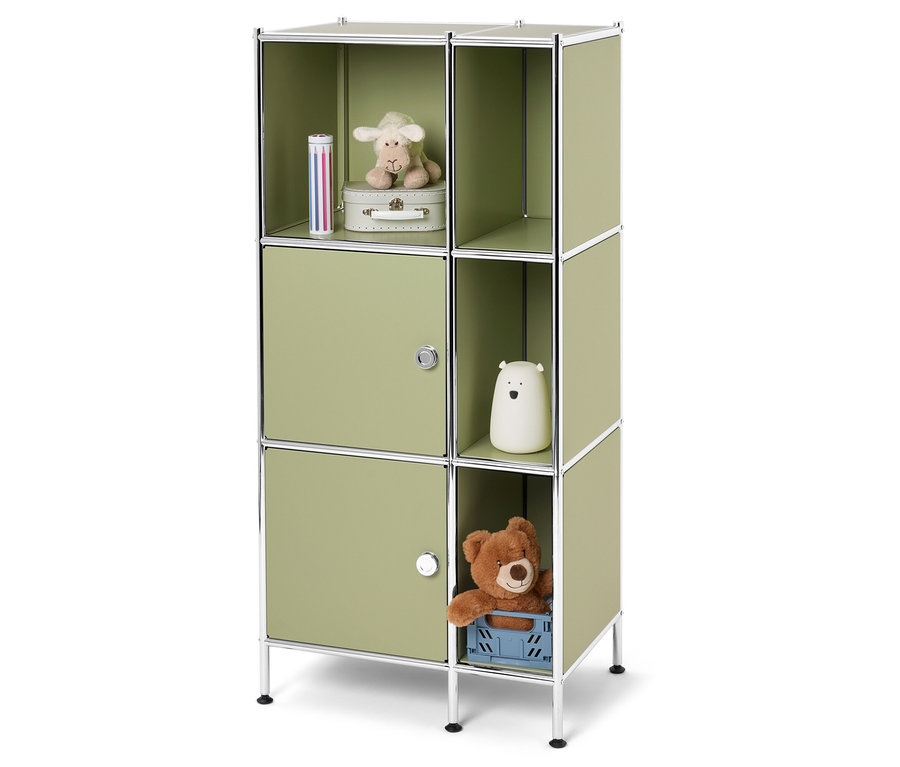 Egy zöld, moduláris polc játékokkal és dekorációs tárgyakkal.