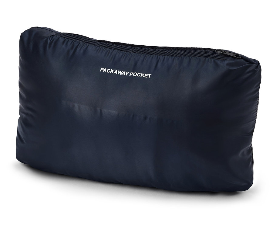 Sötétkék, téglalap alakú tasak "PACKAWAY POCKET" felirattal és fekete cipzárral.