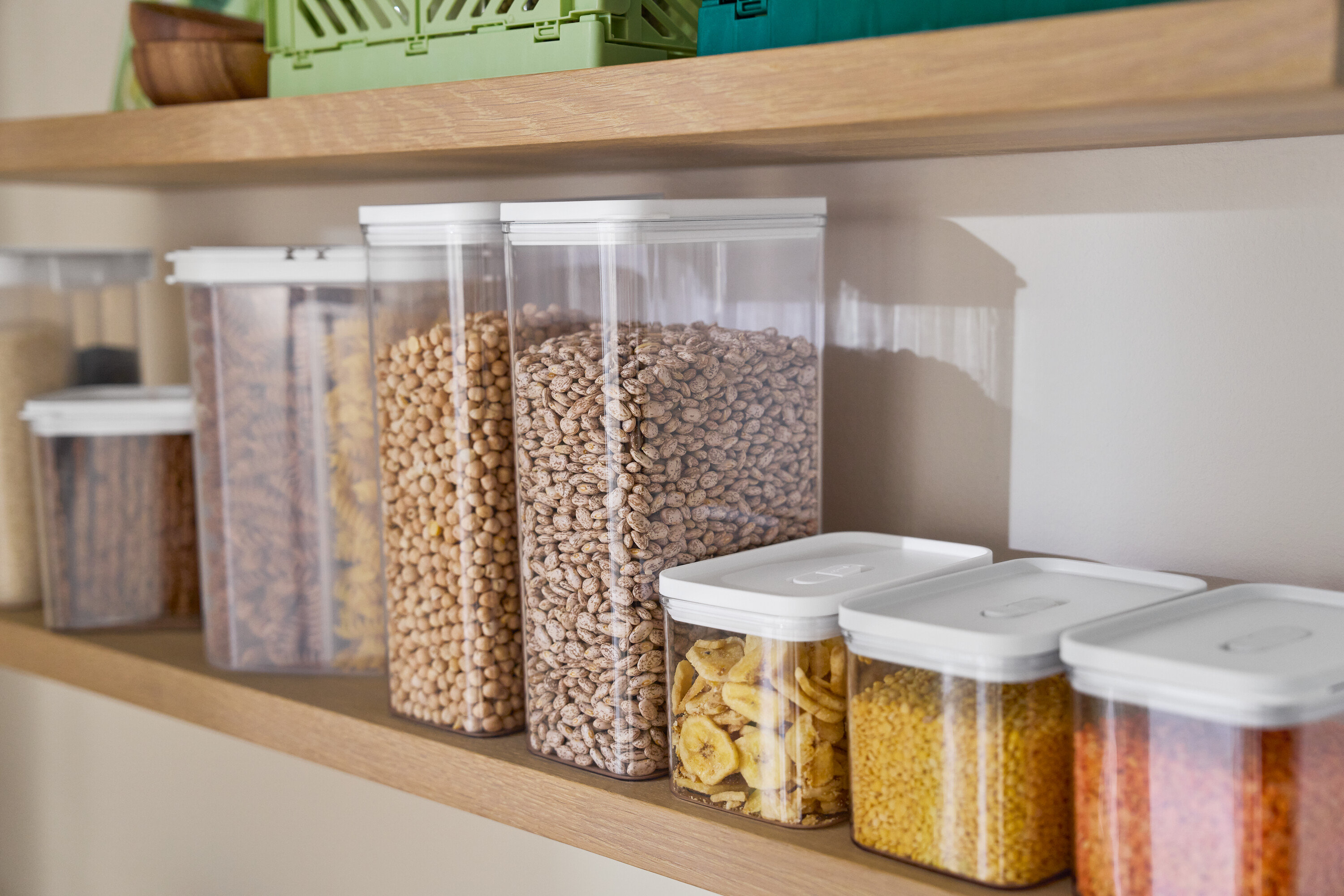 A polcon különböző méretű tárolódobozok állnak, köztük egy 4 az 1-ben tárolódoboz és egy 2 az 1-ben tárolódoboz.