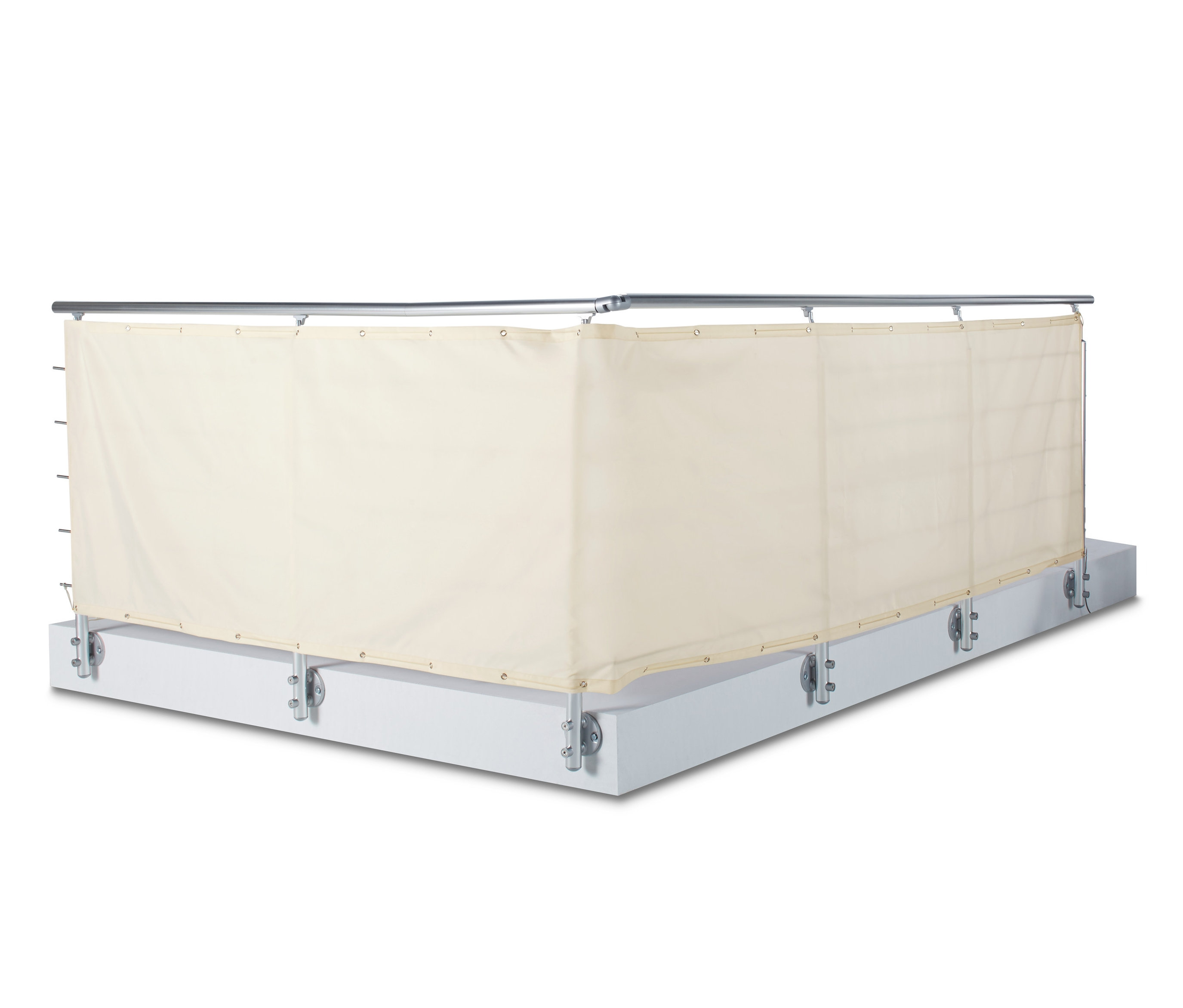 Egy krémszínű belátásgátló és szélfogó erkélyre van rögzítve egy ezüst színű keretre.