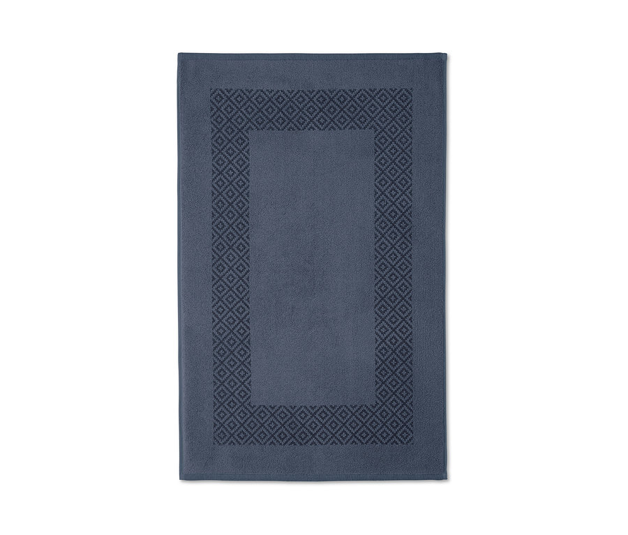 Kék színű, geometrikus mintázatú fürdőszoba szőnyeg fehér háttérrel.