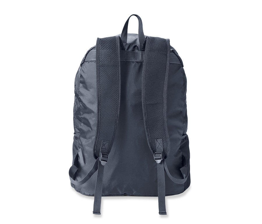 Egy összehajtható hátizsák részletes hátulnézete.