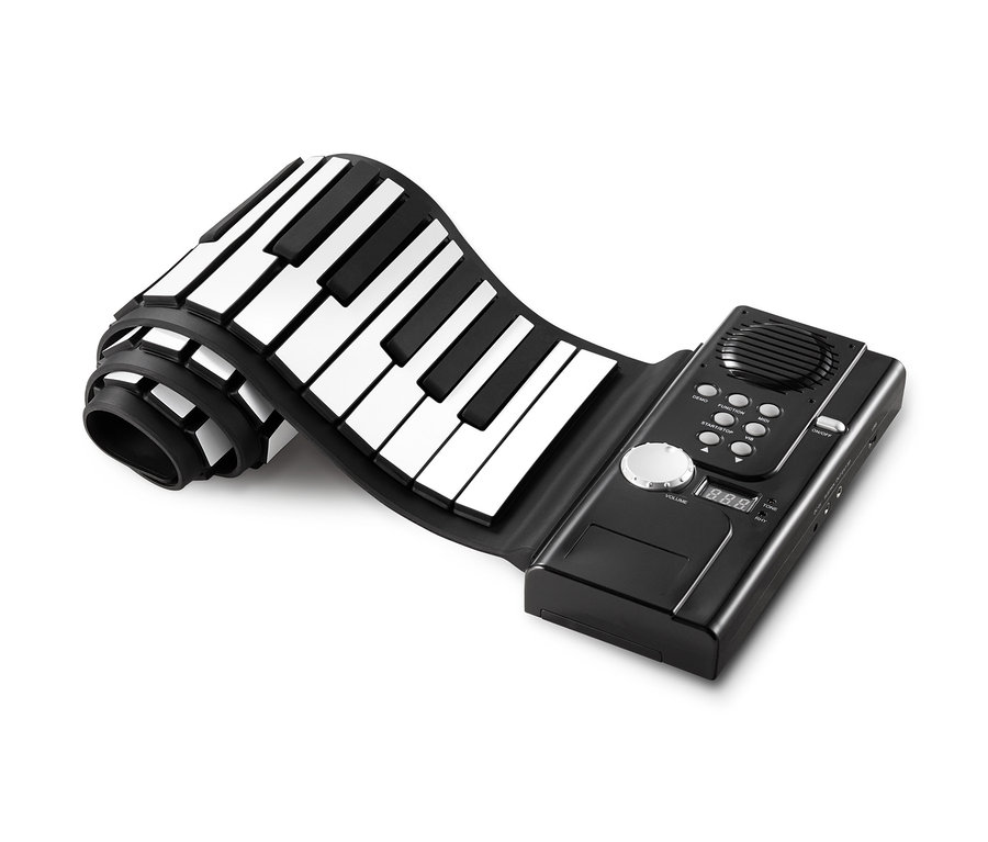 Fekete elektronikus, feltekerhető zongora fehér és fekete billentyűkkel.