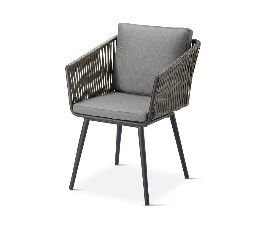 Közelkép egy szürke, fonott kültéri székre.