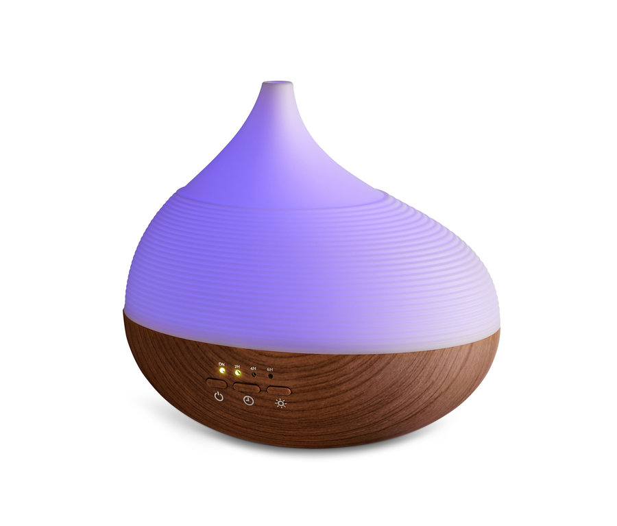 Aroma diffúzor wellness világítással, fehér háttérrel.