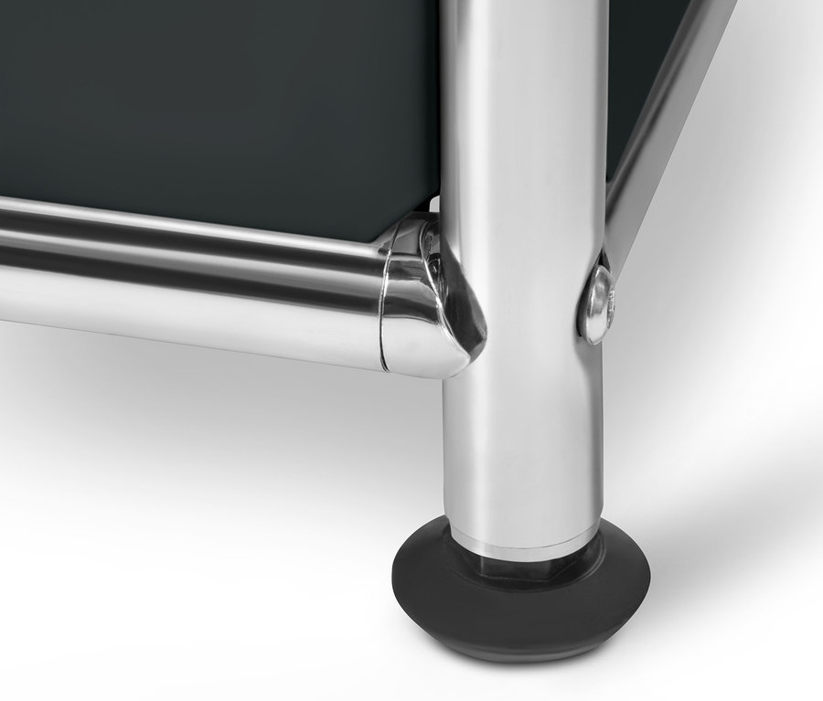 A fekete »CN3« fém nyitott ruhásszekrény részlete.