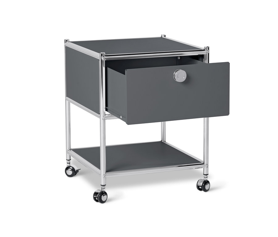 Szürke fém éjjeliszekrény görgőkkel, 1 fiókkal, a fiók nyitva.