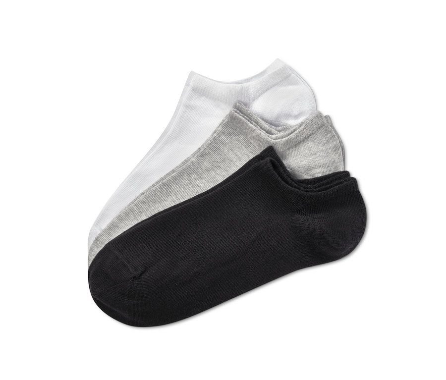 Három pár különböző színű bokazokni: fehér, szürke és fekete.