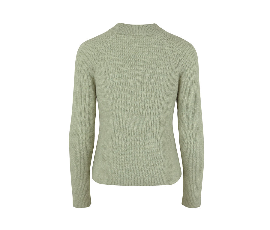 Hátulnézet egy zsályazöld, vastag kötésű női pulóverről.