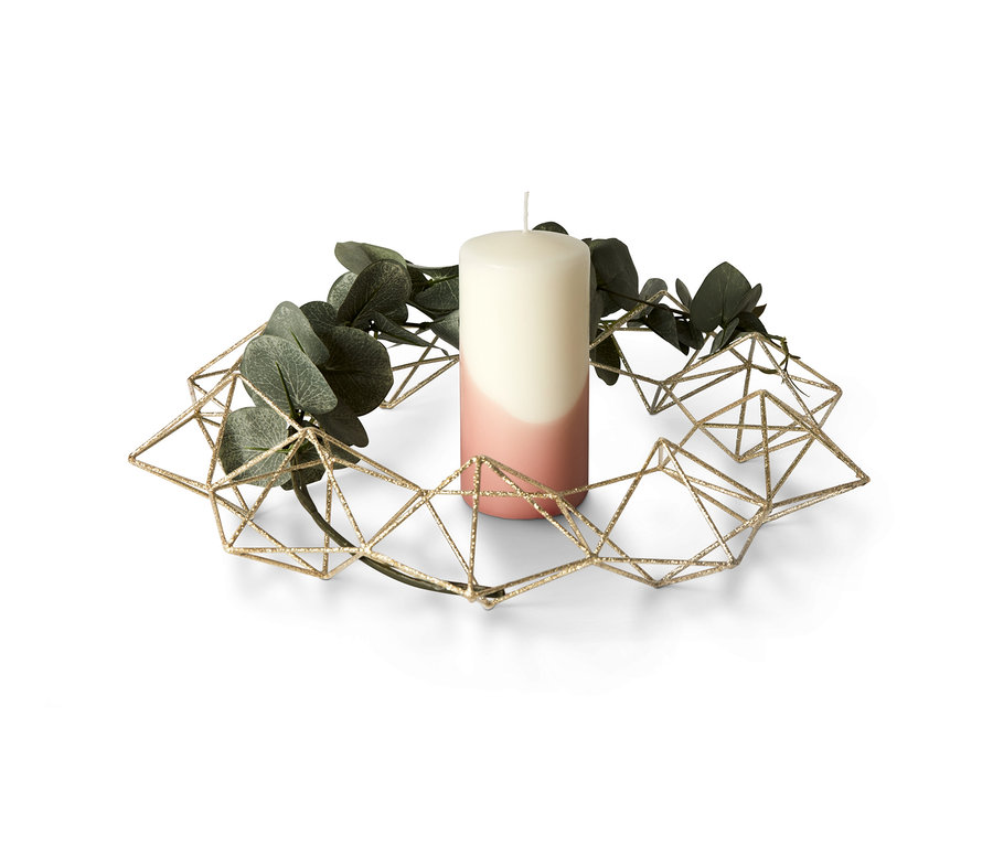 Fém díszkoszorú kétszínű gyertyával és zöld levelekkel.