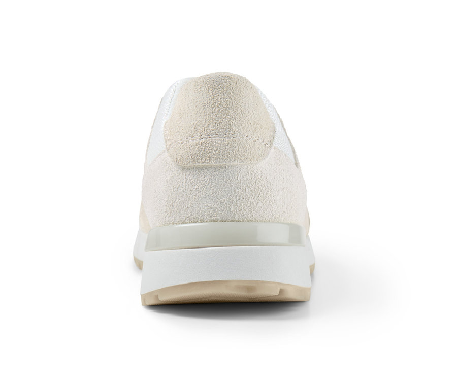 Egy krémszínű női velúrbőr sneaker cipő részletgazdag hátsó nézete.