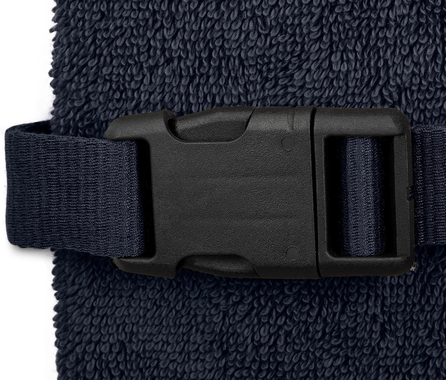 Kék kutya fürdőköntös részlete fekete csattal.