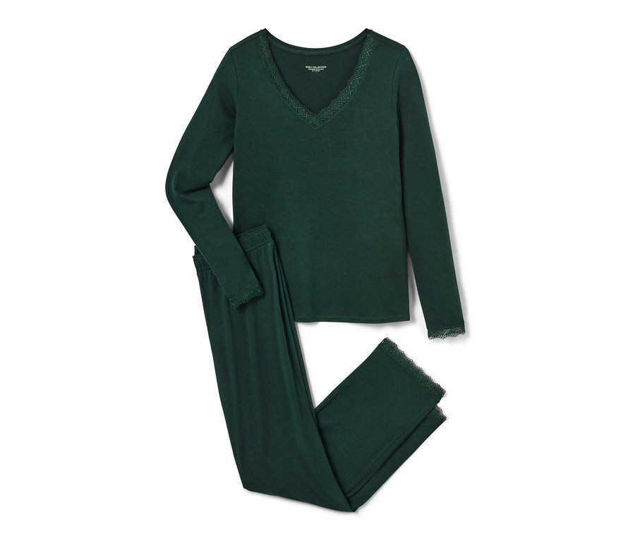 Sötétzöld pizsama csipkerátéttel.