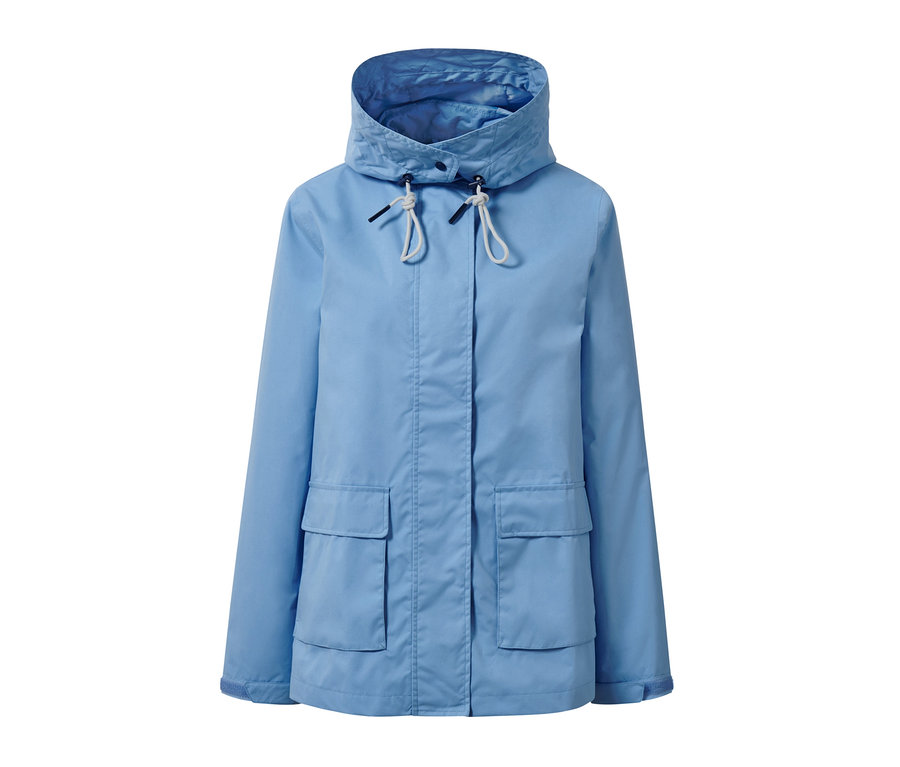 Világoskék, kapucnis softshell kabát.