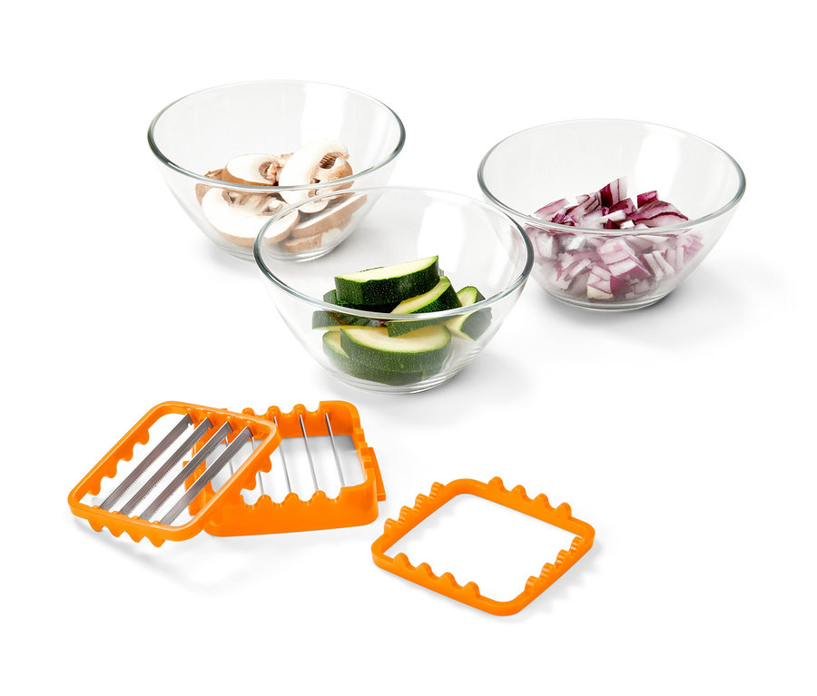 Nicer Dicer Quick XXL, multifunkciós szeletelő zöldségekkel tálakban.