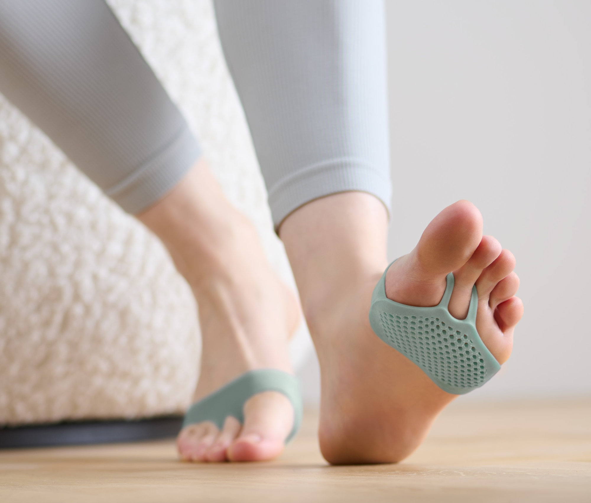 Lábfejen 2 talppárna-védő.