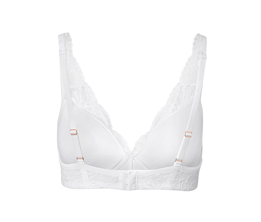 Egy fehér, puha kosaras melltartó részletes képe hátulnézetből.