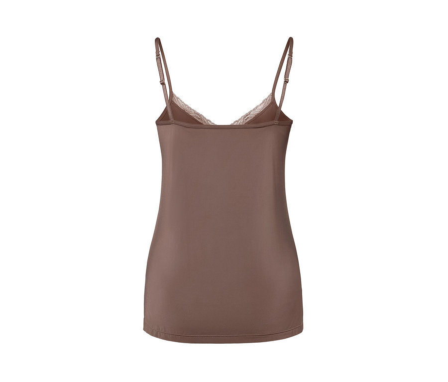 Hátulnézet egy nugát színű, csipkés női trikóról.