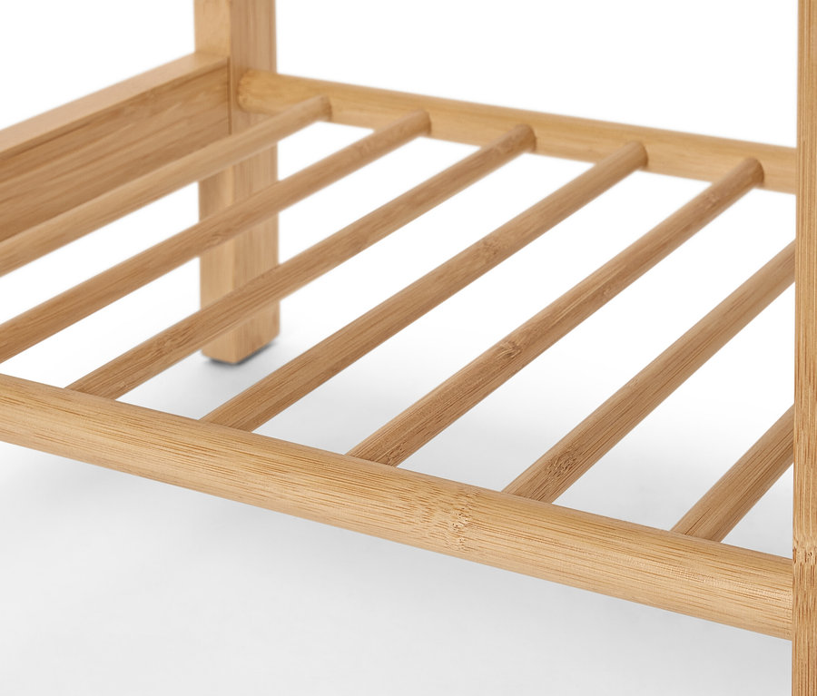 Közelkép egy tükrös, bambusz ruhaállvány részletéről.