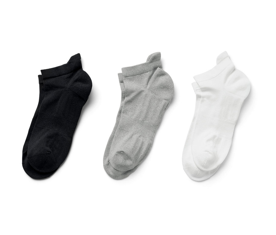 Három pár funkcionális sportzokni fekete, szürke és fehér színben.