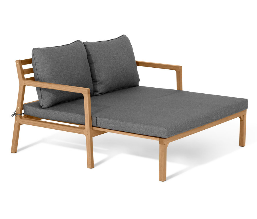 Egy kihúzható kerti kanapé világosbarna fa kerettel és szürke kárpitozással fehér háttér előtt.