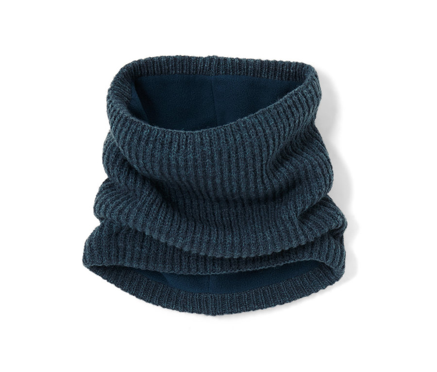 Kötött csősál közelképe fehér háttéren.