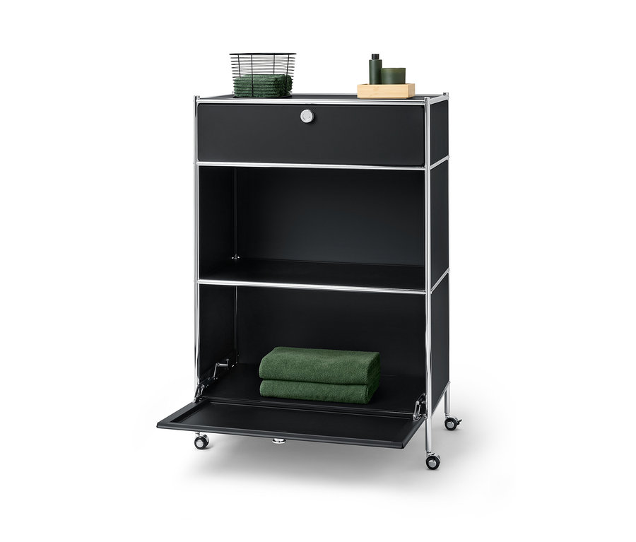 Fekete »CN3« fém komód, felül egy fiókkal, amin egy kosár törölköző van, alul pedig egy lenyíló ajtós rekesszel, amin két törölköző van.