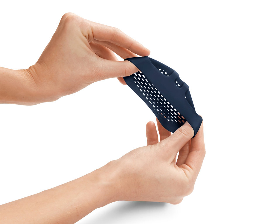 Nő nyújtja a két kék talppárna-védőt.