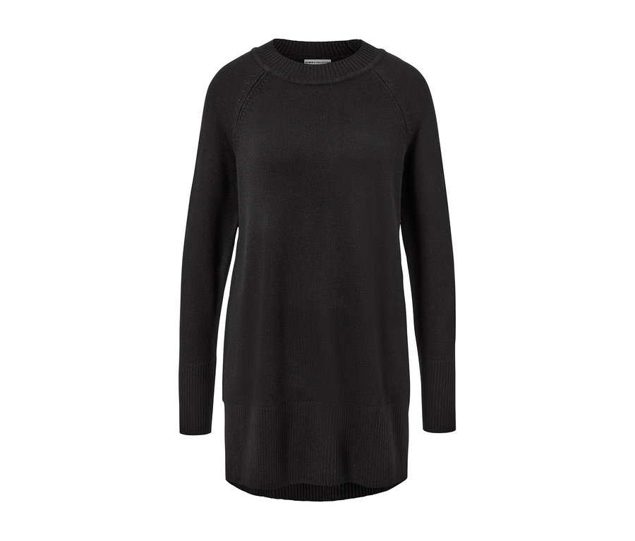 Fekete, hosszú kötött pulóver.