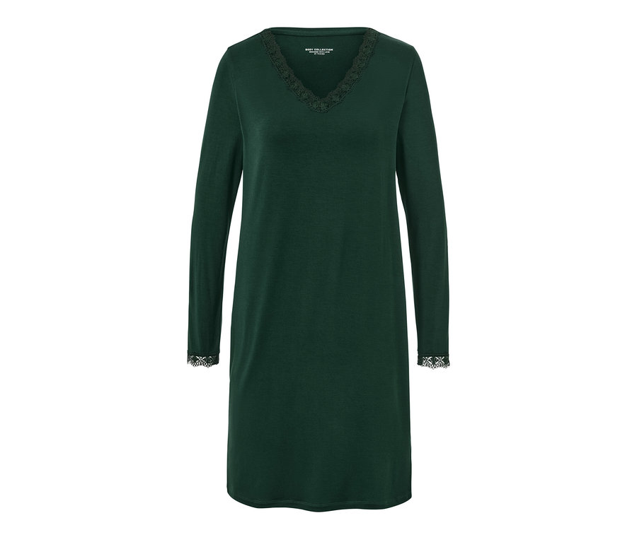 Sötétzöld, hosszú ujjú hálóing csipkével a nyakánál és az ujjak végén.