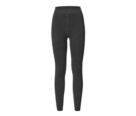 Egy plüssbéléssel ellátott női leggings közelképe.